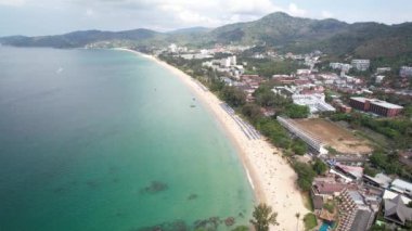 4K Hava Aracı Karon Sahili, Karon, Phuket, Tayland, Beyaz Kum Sahili, Kristal Temiz Su, Palmiye ağaçları ve botlar