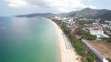 4K Hava Aracı Karon Sahili, Karon, Phuket, Tayland, Beyaz Kum Sahili, Kristal Temiz Su, Palmiye ağaçları ve botlar