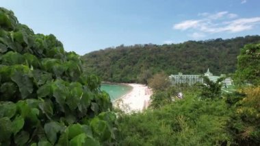 4K Hava Aracı Karon Noi Sahili, Karon, Phuket, Tayland, Beyaz Kum Sahili, Kristal Açık Su, Palmiye ağaçları ve botlar