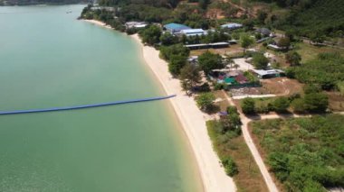 4K Hava Aracı Görüntüsü Gündoğumu Sahili, Ratsada, Phuket, Tayland, Beyaz Kum Sahili, Kristal Açık Su, Palmiye ağaçları ve botlar