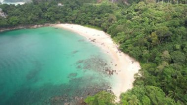 4K Hava Aracı Laem Singh Plajı, Kathu, Phuket, Tayland, Beyaz Kum Sahili, Kristal Temiz Su, Palmiye ağaçları ve botlar