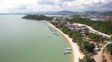 4K Hava Aracı Görüntülü Çingene Sahili, Ratsada, Phuket, Tayland, Beyaz Kum Sahili, Kristal Açık Su, Palmiye ağaçları ve botlar