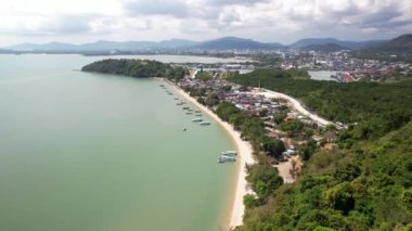 4K Hava Aracı Görüntülü Çingene Sahili, Ratsada, Phuket, Tayland, Beyaz Kum Sahili, Kristal Açık Su, Palmiye ağaçları ve botlar