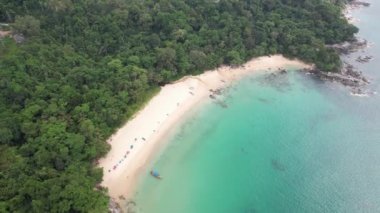 4K Hava Aracı Laem Singh Plajı, Kathu, Phuket, Tayland, Beyaz Kum Sahili, Kristal Temiz Su, Palmiye ağaçları ve botlar