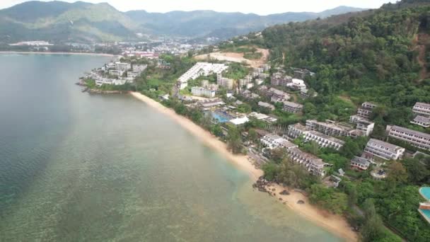 Drohnenaufnahmen Rayee Beach Kathu Phuket Thailand Mit Weißem Sand Kristallklarem — Stockvideo
