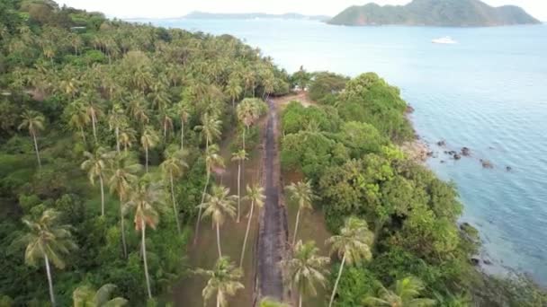 Aerial Drone Footage Laem Kaeo Keson Beach Rawai Phuket Tailandia — Vídeos de Stock