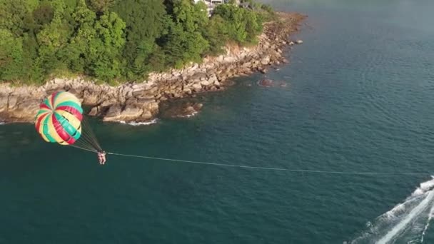 4K空中ドローン映像白い砂浜 透き通った水 ヤシの木 ボートを特徴とするカマラビーチ カトマンズ プーケット — ストック動画