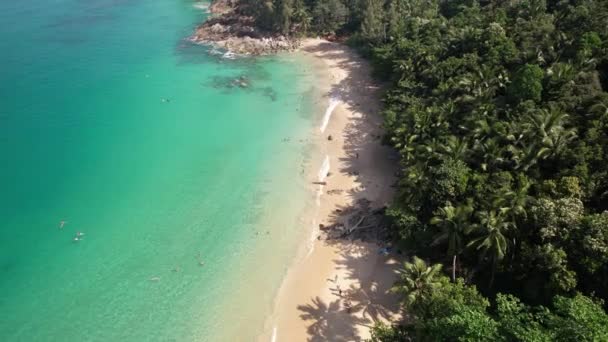 4K空撮バナナビーチ タラン プーケット 白い砂浜が特徴 クリスタルクリア水 ヤシの木とボート — ストック動画