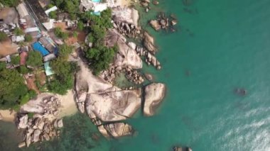 Koh Samui 'deki Lamai Sahili 4K Hava Aracı, Beyaz Kum Sahili, Kristal Temiz Su, Palmiye Ağaçları ve Tekneler