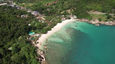Koh Samui 'de Crystal Bay' in 4K Hava Aracı (Silver Beach), Beyaz Kum Sahili, Kristal Temiz Su, Palmiye Ağaçları ve Tekneleri
