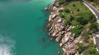 Koh Samui 'de Crystal Bay' in 4K Hava Aracı (Silver Beach), Beyaz Kum Sahili, Kristal Temiz Su, Palmiye Ağaçları ve Tekneleri