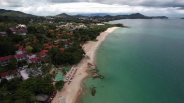 Koh Samui 'deki Chaweng Sahili 4K Hava Aracı, Beyaz Kum Sahili, Kristal Temiz Su, Palmiye Ağaçları ve Tekneler