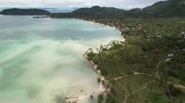 Koh Samui 'deki Taling Ngam Sahili' nin 4K Hava Aracı Görüntüsü, Beyaz Kum Sahili, Kristal Temiz Su, Palmiye Ağaçları ve Tekneler