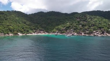 Koh Tao 'daki Mango Körfezi 4K Hava Aracı, Beyaz Kum Sahili, Kristal Temiz Su, Palmiye Ağaçları ve Botlar