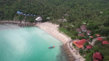 4K Hava Aracı Koh Tao 'daki Tanote Körfezi Sahili, Beyaz Kum Sahili, Kristal Temiz Su, Palmiye Ağaçları ve Tekneler