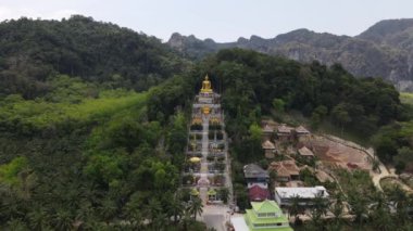 Ao Nang, Krabi 'deki Çin Tapınağının 4K Hava Görüntüsü