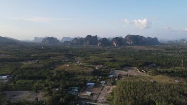 4K Manzara ve Kireçtaşı Dağları 'nın 4K Hava Görüntüleri Ao Nang, Krabi