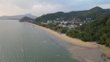 Ao Nang, Krabi 'deki Aonang Sahili 4K Hava Görüntüsü