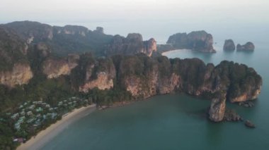 Ao Nang 'daki Aonang Sahili 4K Hava Görüntüsü, Krabi Paragliding
