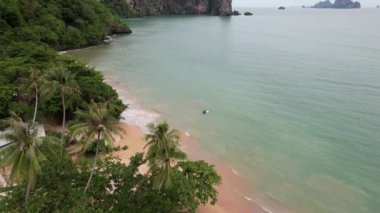 Ao Nang, Krabi 'deki Aonang Sahili 4K Hava Görüntüsü