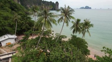 Ao Nang, Krabi 'deki Aonang Sahili 4K Hava Görüntüsü