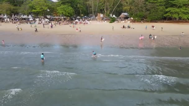 Nagranie Lotu Ptaka Aonang Beach Nang Krabi Featuring Skimboarding — Wideo stockowe
