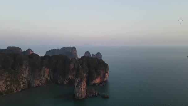 Aerial Πλάνα Της Παραλίας Aonang Στο Nang Krabi Αλεξίπτωτο — Αρχείο Βίντεο