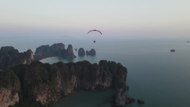 Luftaufnahmen Vom Aonang Strand Nang Krabi Mit Paragliding — Stockvideo