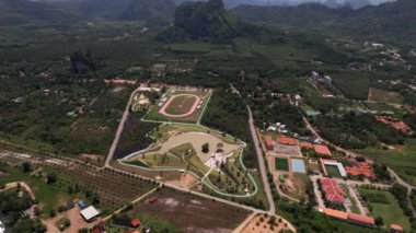 4K Manzara ve Kireçtaşı Dağları 'nın 4K Hava Görüntüleri Ao Nang, Krabi