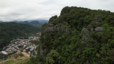4K Manzara ve Kireçtaşı Dağları 'nın 4K Hava Görüntüleri Ao Nang, Krabi