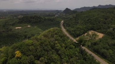 4K Manzara ve Kireçtaşı Dağları 'nın 4K Hava Görüntüleri Ao Nang, Krabi
