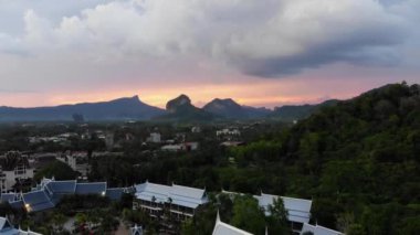 4K Manzara ve Kireçtaşı Dağları 'nın 4K Hava Görüntüleri Ao Nang, Krabi