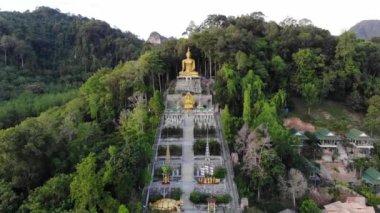 Ao Nang, Krabi 'deki Çin Tapınağının 4K Hava Görüntüsü