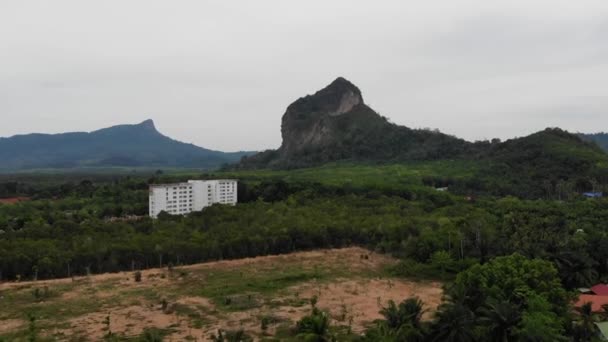 アオナン クラビの風景と石灰岩の山の4K空撮 — ストック動画