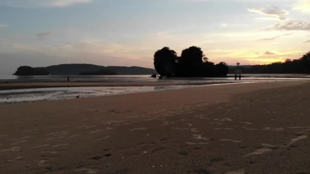 Nagranie Lotu Ptaka Zachodzie Słońca Plaży Noppharat Thara Nang Krabi — Wideo stockowe