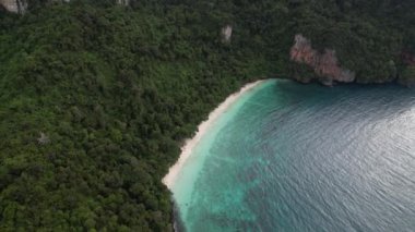 Koh Phi Don, Krabi, Tayland 'da Maymun Sahili 4K Hava Görüntüsü - Beyaz Kum Sahili, Kristal berrak Su, Kireçtaşı Kayalığı