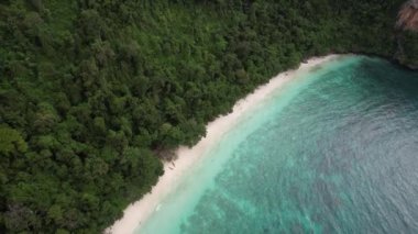 Koh Phi Don, Krabi, Tayland 'da Maymun Sahili 4K Hava Görüntüsü - Beyaz Kum Sahili, Kristal berrak Su, Kireçtaşı Kayalığı