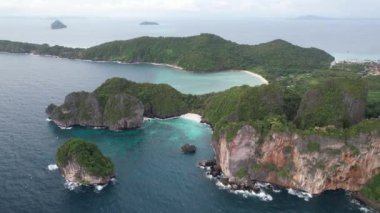 4K Nui Sahili ve Loh Lana Körfezi Koh Phi Phi Don, Krabi, Tayland - Beyaz Kum Sahili, Kristal berrak Su, Kireçtaşı Kayalığı