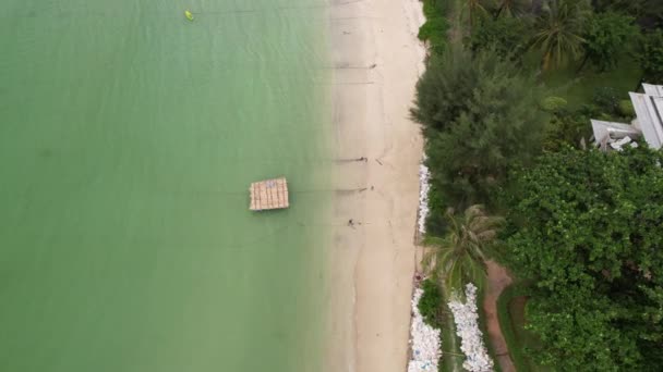 クラビ ピピ島のロダルムビーチの4K空撮 ホワイトサンドビーチ ロングテールボート カヤック — ストック動画