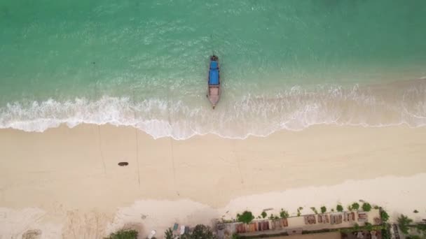 4K泰国Krabi Koh Phi Phi Don长滩的航拍 白沙滩 水晶清水和长尾船 — 图库视频影像
