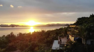 4K Hava Aracı Ao Luek Manzarası ve Günbatımı Krabi, Tayland - Kireçtaşı Uçurumu, Sahil Hattı ve Altın Saat