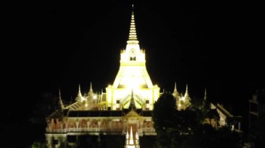 Wat Maha 'nın 4K Hava Aracı Görüntüsü Wachiramongkol Tapınağı Ao Nang, Yengeç - Budist Mimarisi