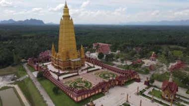 Wat Maha 'nın 4K Hava Aracı Görüntüsü Wachiramongkol Tapınağı Ao Nang, Krabi - Budist Mimari, Palmiye Ağaçları ve Çiftlik Arazisi