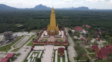 Wat Maha 'nın 4K Hava Aracı Görüntüsü Wachiramongkol Tapınağı Ao Nang, Krabi - Budist Mimari, Palmiye Ağaçları ve Çiftlik Arazisi