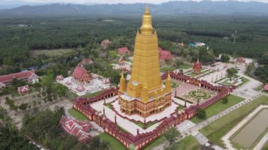 Wat Maha 'nın 4K Hava Aracı Görüntüsü Wachiramongkol Tapınağı Ao Nang, Krabi - Budist Mimari, Palmiye Ağaçları ve Çiftlik Arazisi