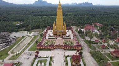 Wat Maha 'nın 4K Hava Aracı Görüntüsü Wachiramongkol Tapınağı Ao Nang, Krabi - Budist Mimari, Palmiye Ağaçları ve Çiftlik Arazisi