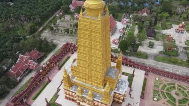 Wat Maha 'nın 4K Hava Aracı Görüntüsü Wachiramongkol Tapınağı Ao Nang, Krabi - Budist Mimari, Palmiye Ağaçları ve Çiftlik Arazisi