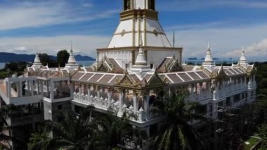 Wat Maha 'nın 4K Hava Aracı Görüntüsü Wachiramongkol Tapınağı Ao Nang, Krabi - Budist Mimari, Palmiye Ağaçları ve Sahil