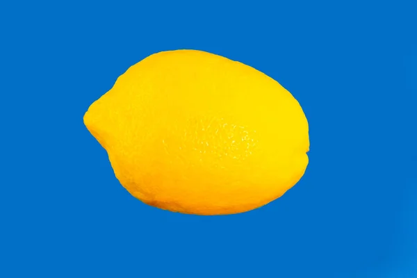 鮮やかな黄色の背景に新鮮な熟したレモントップビュー — ストック写真