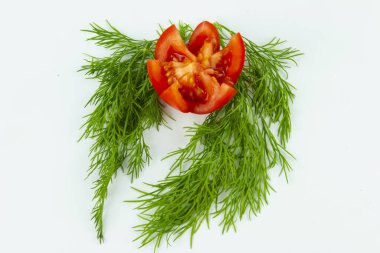 Beyaz arka planda izole edilmiş domates dolması 